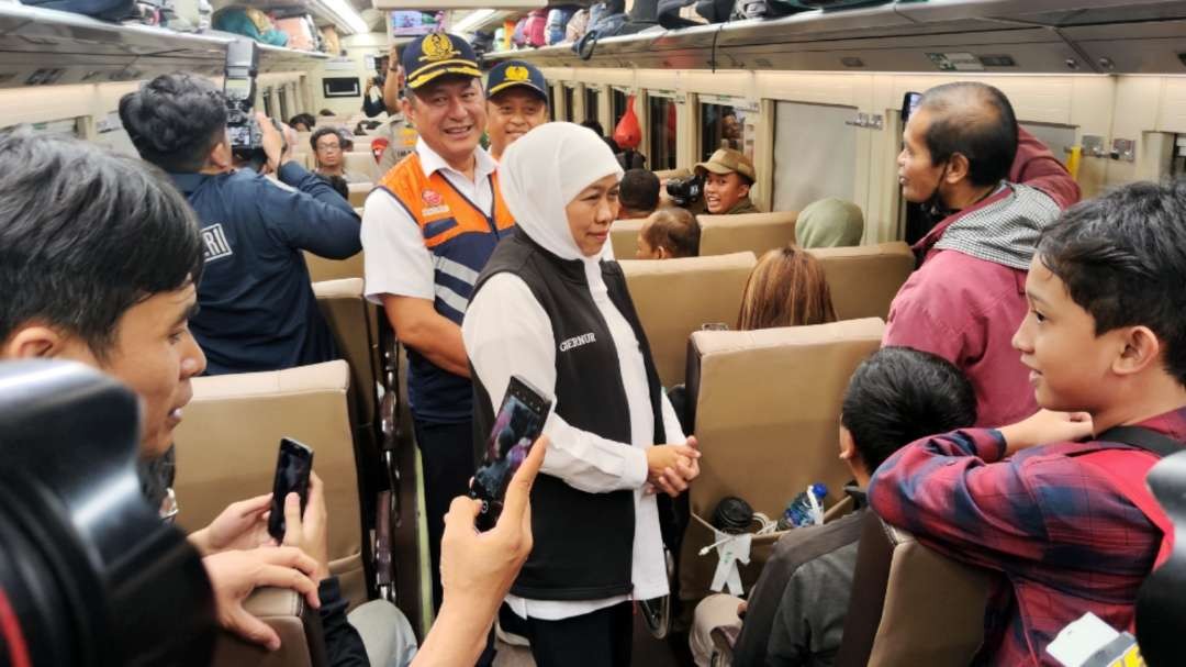 Gubernur Jatim, Khofifah Indar Parawansa saat menyapa penumpang KA Mutiara Selatan rute Surabaya-Bandung. (Foto: Fariz Yarbo/Ngopibareng.id)