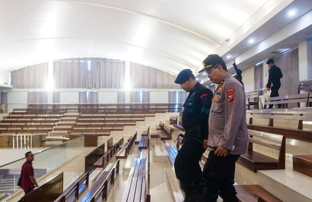 Polisi bersama tim penjinak bom di Sidoarjo sterilkan gereja Jelang Natal (Foto : Aini/Ngopibareng.id)