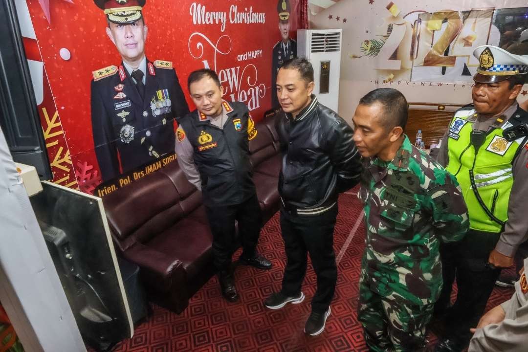 Polretabes Surabaya bersama Walikota Surabaya, Eri Cahyadi dan petugas gabungan lainnya saat melakukan patroli pengamanan Natal. (Foto: Humas Pemkot Surabaya)