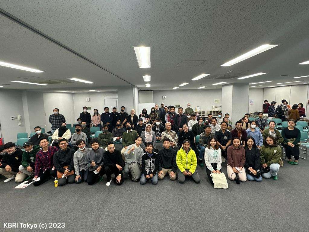 Dubes RI untuk Jepang Heri Akhmadi bersama Diapora Indonesia di Okinawa, Jepang. (Foto: Dubes RI untuk Jepang)