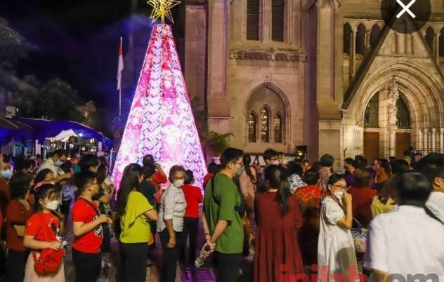 Umat Kristiani mengikuti perayaan malam Natal di Gereja Katedral Jakarta, Sabtu 24 Desember 2023. (Foto: Humas Katedral)