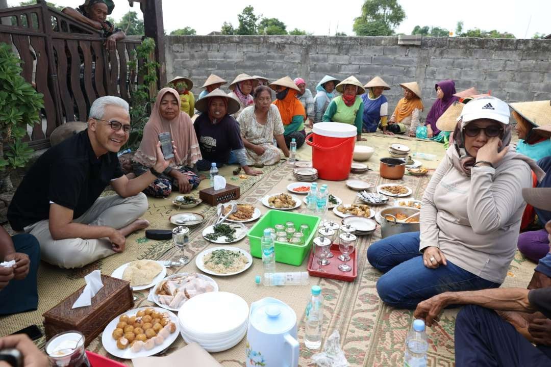 Capres 2024 Ganjar Pranowo sarapan bareng petani sekaligus menyerap aspirasi petani di Desa Kliwonan, Kecamatan Masaran, Sragen. (Foto: Tim Media Ganjar)