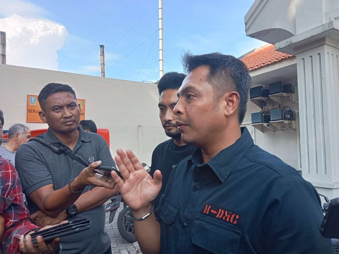Kasat Reskrim Polrestabes Surabaya, AKBP Hendro Sukmono saat menjelaskan kronologi meninggalnya ketiga personil band diduga keracunan miras. (Foto: Julianus Palermo/Ngopibareng.id)