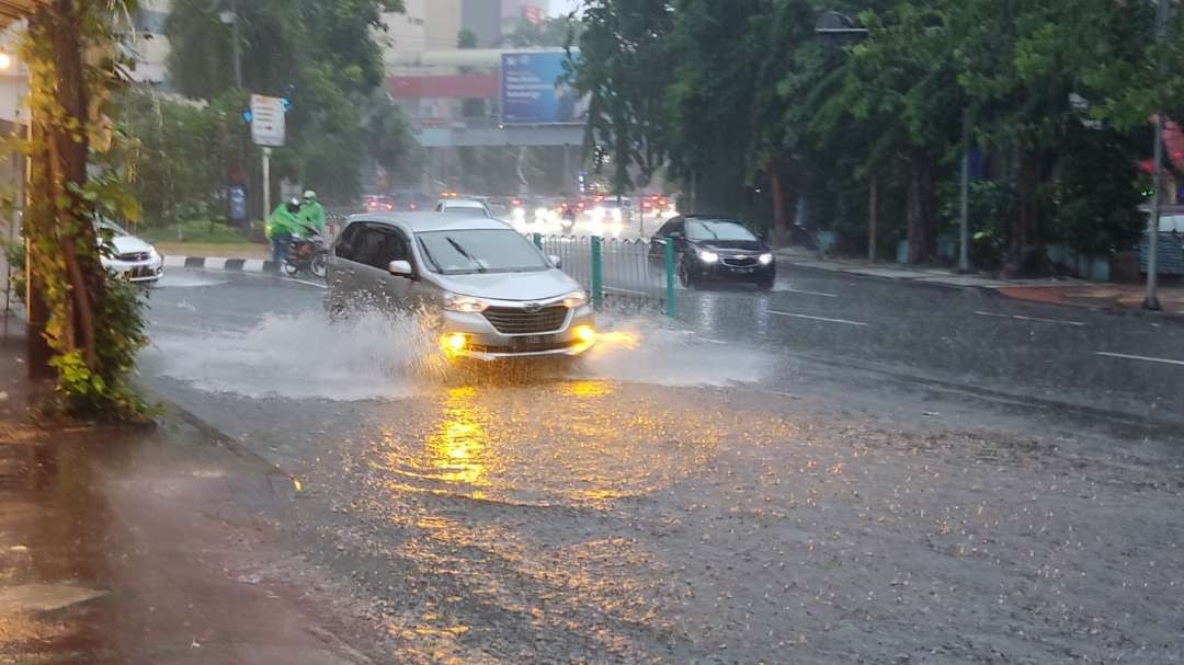 Banjir saat terjadi di Surabaya. (Foto: Fariz Yarbo/Ngopibareng.id)