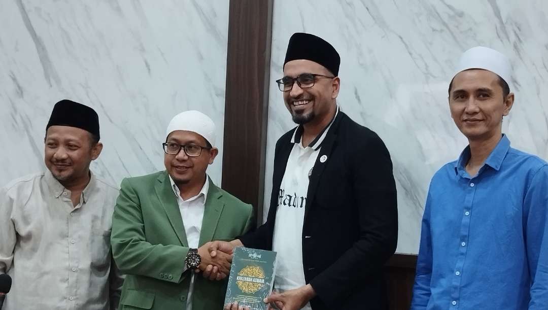 Ustaz Faris Khoirul Anak, Aswaja NU Center bersama Ust Siraj Salman dari Jamaah Islam Singapura saat di PWNU Jawa Timur. (Foto:adi/ngopibareng.id)