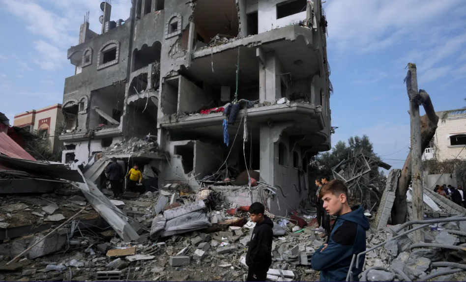 Serangan udara Israel memporak-porandakan Pengungsian Maghazi di Gaza. Sedikitnya 100 orang tewas. (Foto: AFP via Al Al Jazeera)