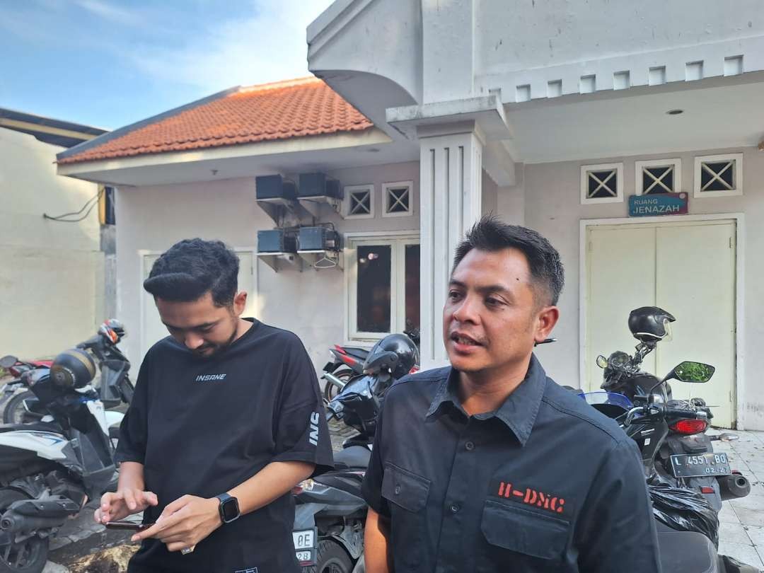 Kasat Reskrim Polrestabes Surabaya, AKBP Hendro Sukmono menjelaskan soal kasus tewasnya personel band akibat miras, di depan ruang jenazah RSUD Dr. Soetomo. (Foto: Julianus Palermo/Ngopibareng.id)