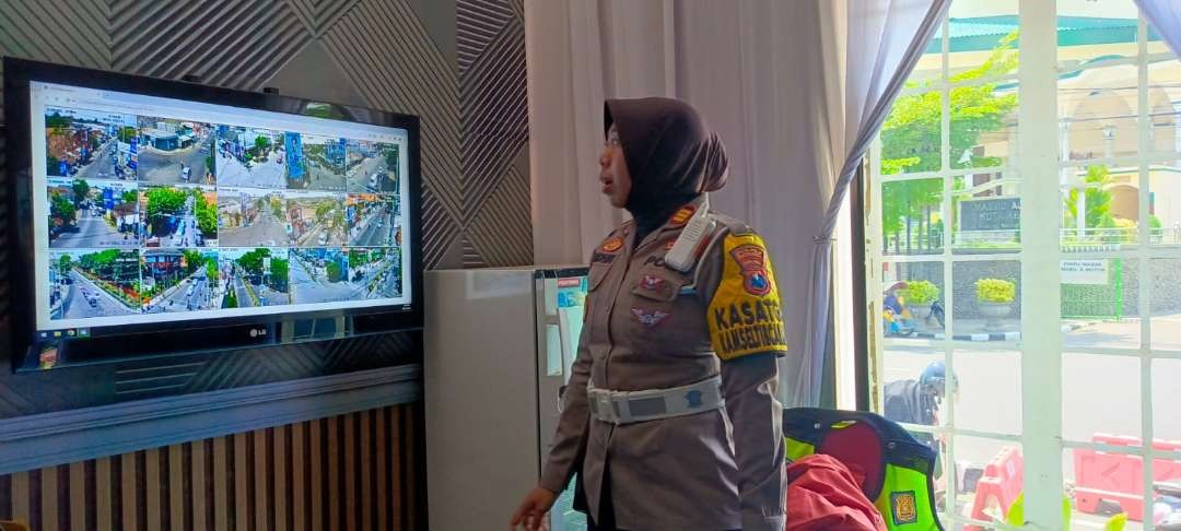 Polres Kediri Kota menerjunkan Tim Pengurai antisipasi kemacetan. (Foto: Fendi Lesmana/Ngopibareng.id)