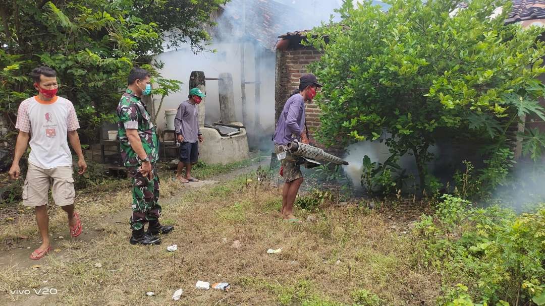 Foging di Desa Munungrejo, Kecamatan Ngimbang, Lamongan didampingi Babinsa setempat (Foto: Istimewa)