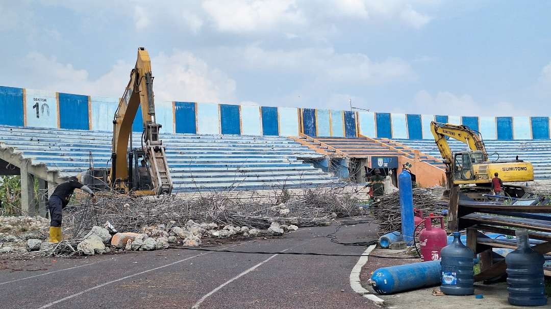 Pembongkaran Stadion Surajaya dimulai dari tribun utara. (Foto: Imron Rosidi /Ngopibareng.id)
