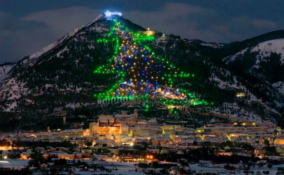 instalasi Pohon Natal di Monte Ingino, Italia. (Foto: Italia.it)