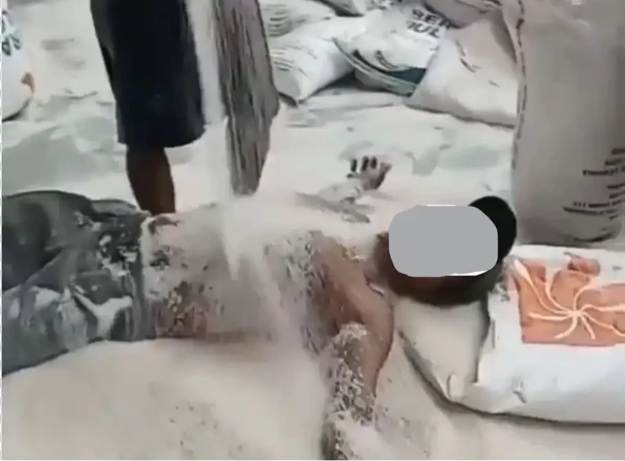 Video viral petugas harian di gudang Bulog yang mandi beras. (Foto: Tangkapan Sosial media X)