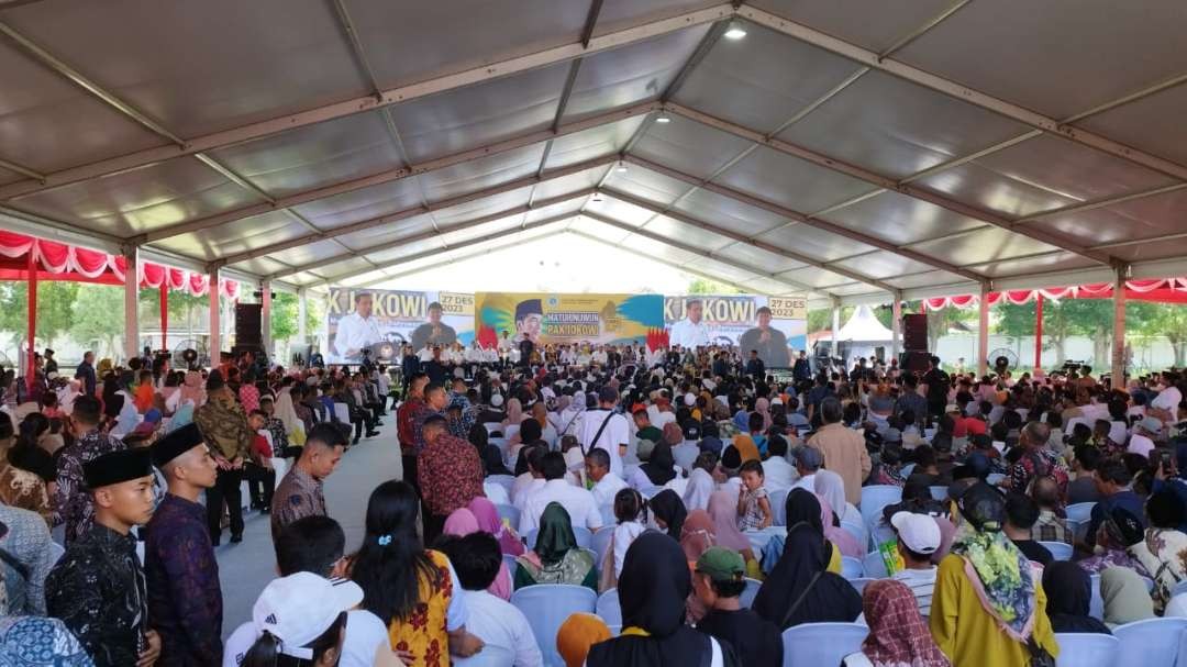 Presiden Jokowi bertemu ribuan warga penerima manfaat TORA dan Perhutanan Sosial (Foto:Muh Hujaini/Ngopibareng.id)