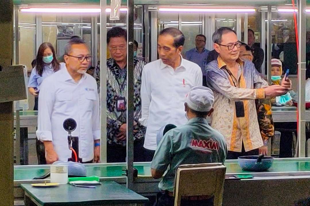 Presiden Jokowi didampingi Menteri Perdagangan, Zulkifli Hasan, saat berkunjung di PT Maspion 1 Sidoarjo. (Foto: Aini Arifin/Ngopibareng.id)