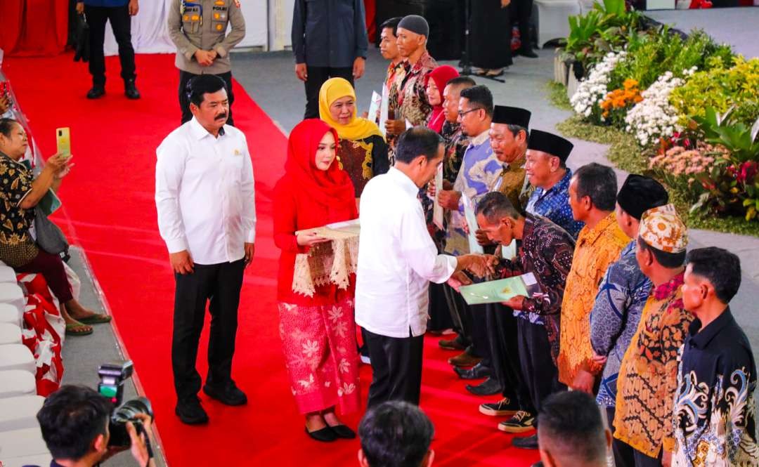 Presiden Jokowi saat serahkan sertifikat tanah kepada warga Jatim di Sidoarjo (Foto: Aini/Ngopibareng.id)