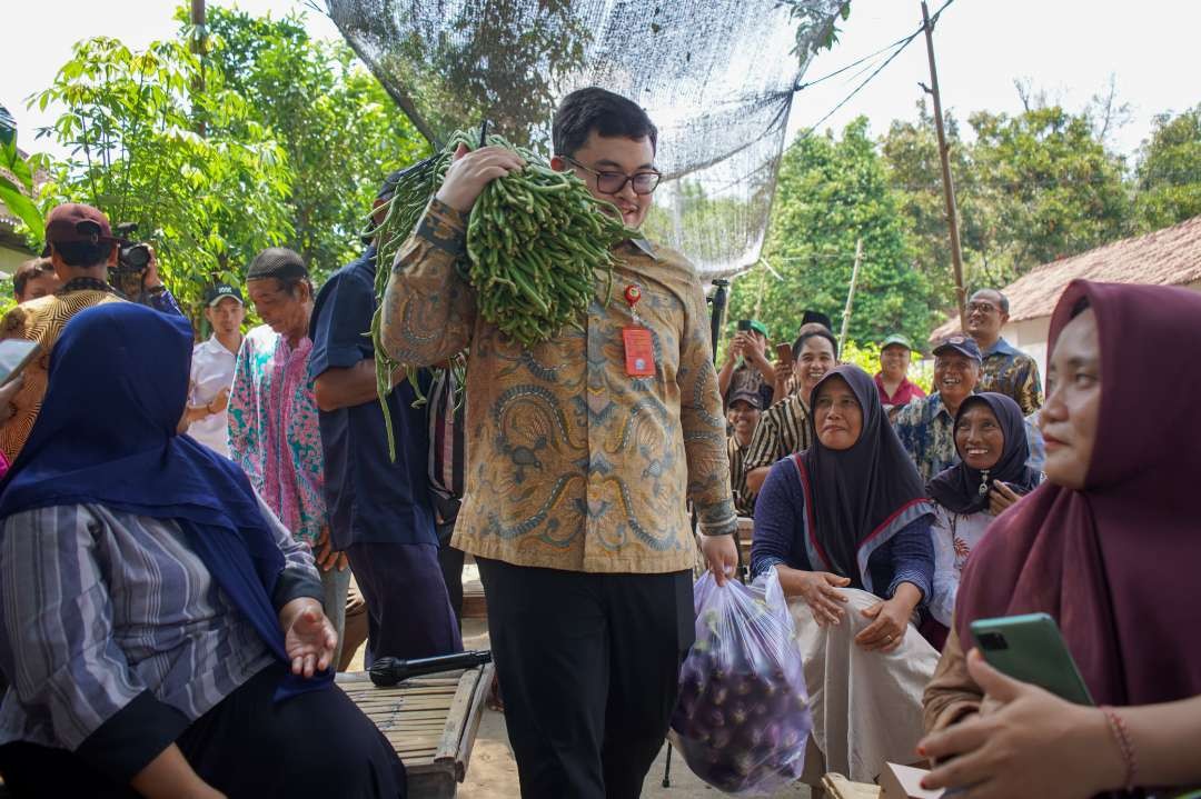Bupati Kediri mendapat kenjutan sayuran kacang panjang dari petani Desa Kayen Kidul. (Foto: Dok Humas Pemkab Kediri)