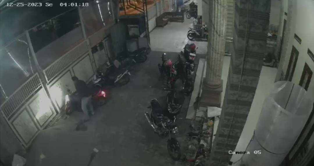 Maling terekam CCTV saat mencuri motor penggoreng kerupuk.(Foto istimewa)