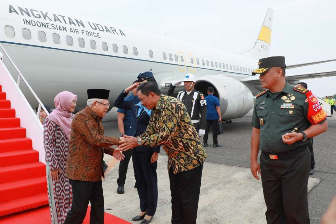 Penjabat (Pj) Gubernur Jawa Tengah, Nana Sudjana menyambut kedatangan Ma'ruf Amin dan istri Wuru Ma'ruf Amin di Lanumad Ahmad Yani, Kota Semarang, Rabu sore, 27 Desember 2023. (Foto: Pemprov Jawa Tengah)