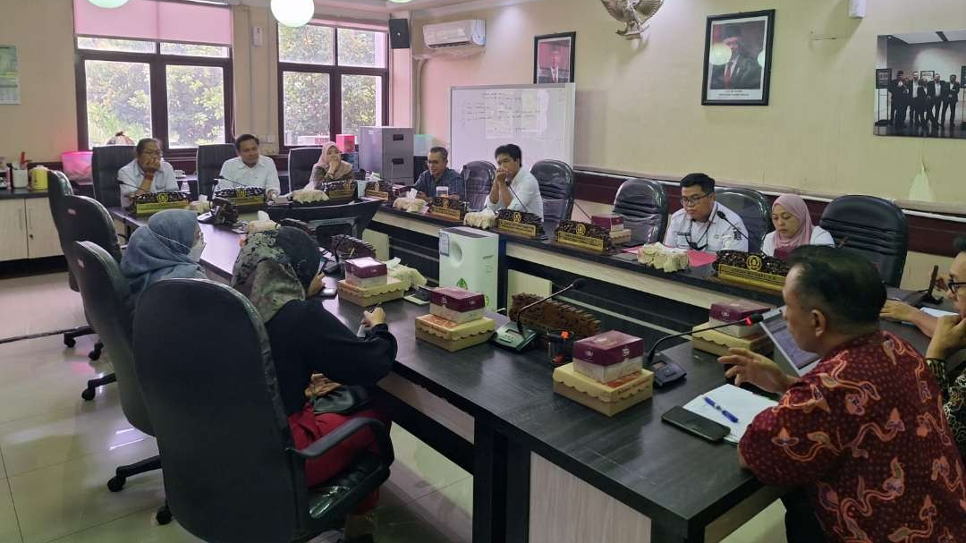 Suasana rapat dengar pendapat Komisi A DPRD Kota Surabaya dengan beberapa perwakilan perusahaan terkait penyelenggaraan CSR di tahun 2023, pada Rabu 27 Desember 2023. (Foto: Julianus Palermo/Ngopibareng.id)