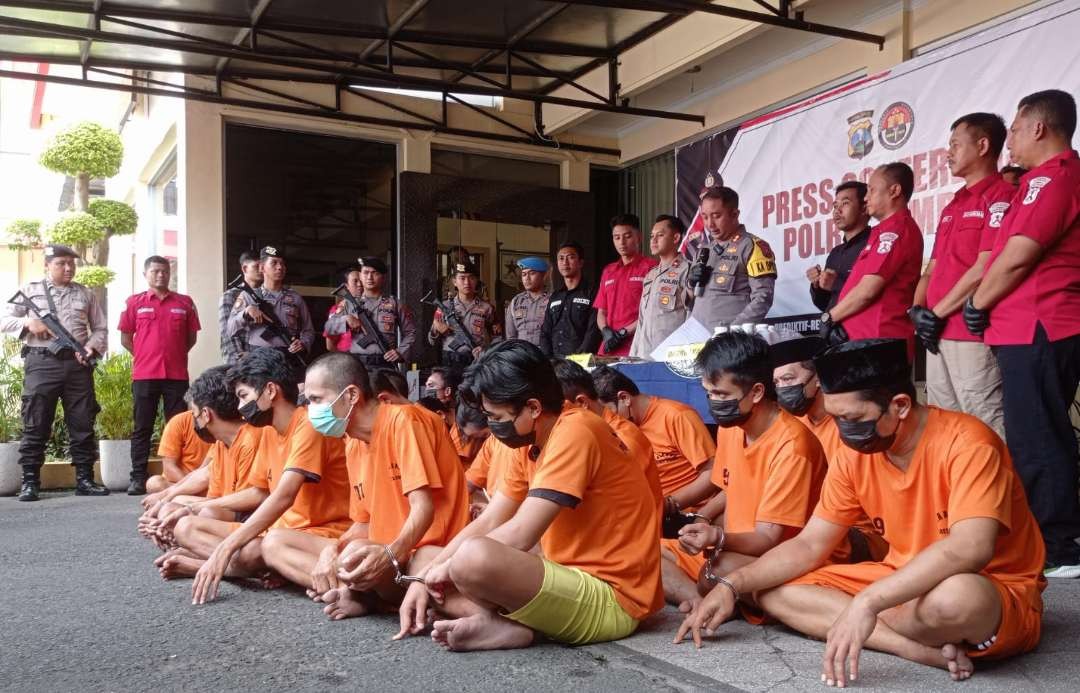 Sebanyak 26 tersangka kasus sabu saat dihadirkan dalam konferensi pers di Polres Jember (Foto: Rusdi/Ngopibareng.id)