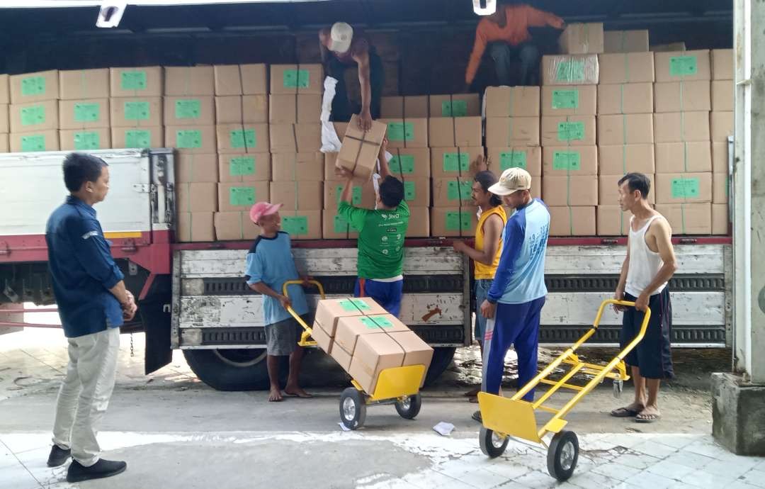 Surat suara tiba di gudang logistik KPU Tuban dan mulai diturunkan dari kontainer (Foto: Khoirul Huda/Ngopibareng.id)