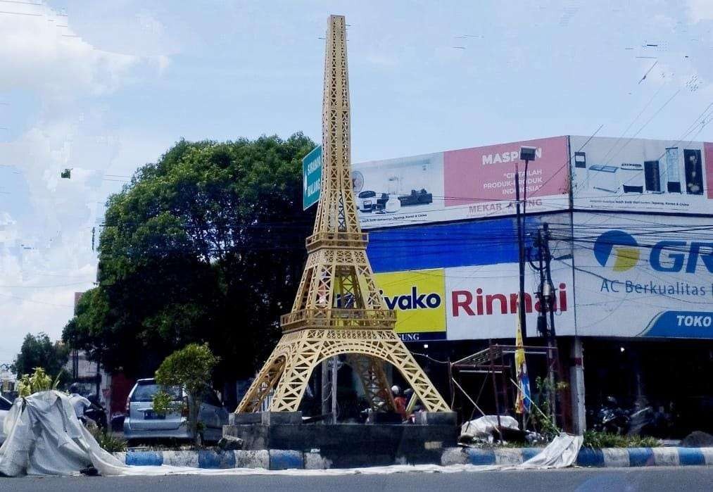 Bangunan miniatur Menara Eiffel di Simpang Tiga King, Kota Probolinggo, salah satu bangunan ikon kota. (Foto: Ikhsan Mahmudi/Ngopibareng.id)