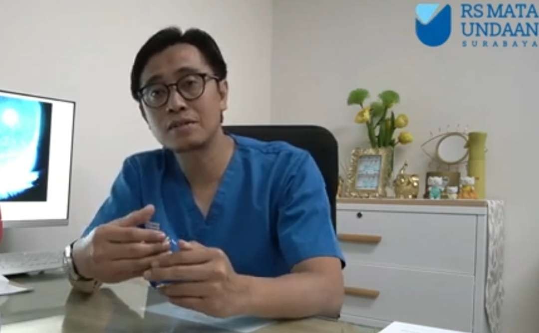 Dokter Dedik Ipung Setiyawan, Sp.M menjelaskan penyebab mata merah dan langkahnya. (Foto: Tangkapan layar Youtube RS Mata Undaan Surabaya)