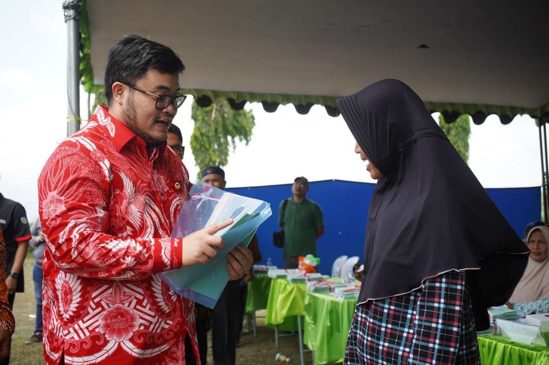 Bupati Kediri Hanindhito Himawan Pramana menyerahkan 1.200 sertifikat tanah Kepada masyarakat Ngadiluwih. (Foto: Istimewa)