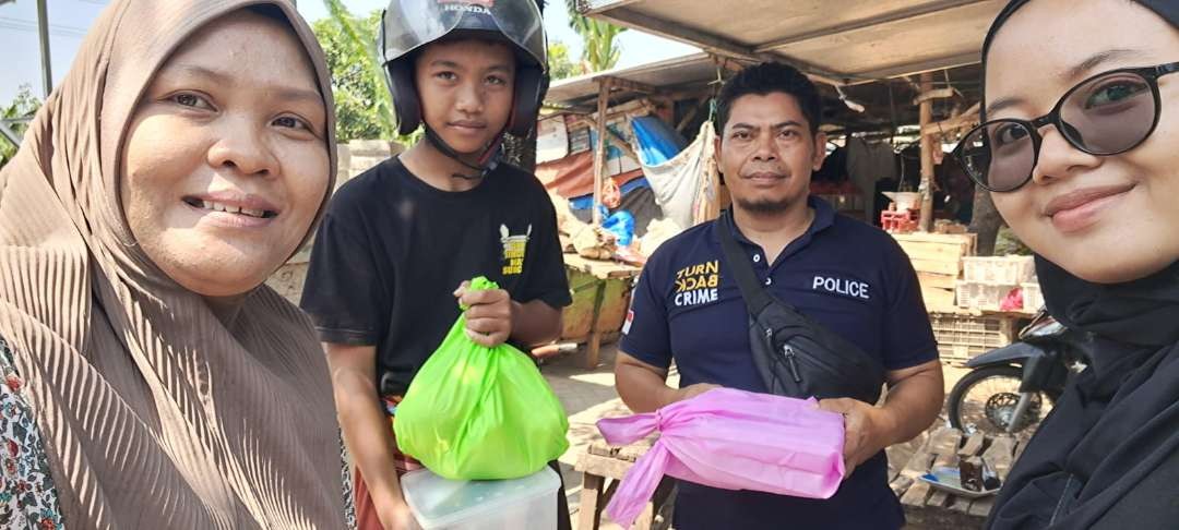 Para relawan didampingi staf DLHKP mendatangi kios dan warung sekeliling GOR Jayabaya untuk sosialisasi pengurangan plastik sekali pakai. (Foto: Istimewa)