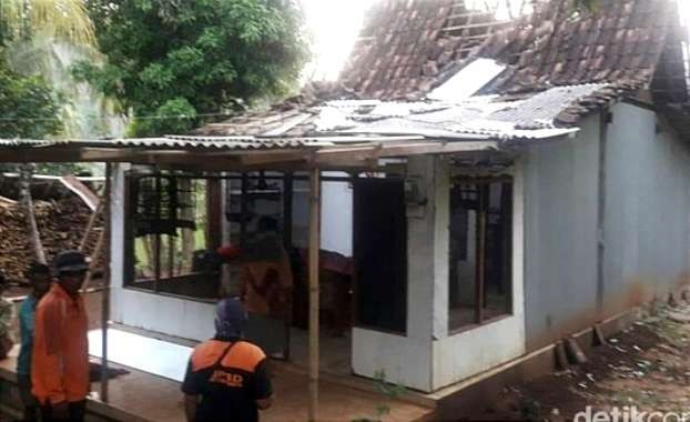 Salah satu rumah warga di Desa Kalirejo Kecamatan Sumbermalang Situbondo rusak diterjang hujan deras dan angin kencang.(Foto:BPBD Situbondo)