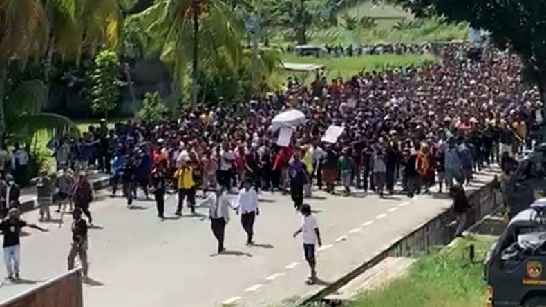 Arak-arakan jenazah mantan Gubernur Papua Lukas Enembe di Kota Jayapura, Papua, Kamis 28 Desember 2023, diwarnai kericuhan. (Foto: Ant)
