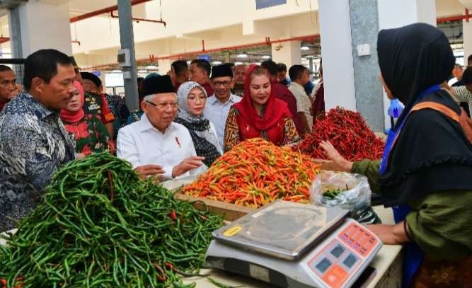 Wapres Ma'ruf Amin disambati pedagang dan pembeli terkait dengan harga kebutuhan pokok yang terus naik. (Foto: Setwapres)