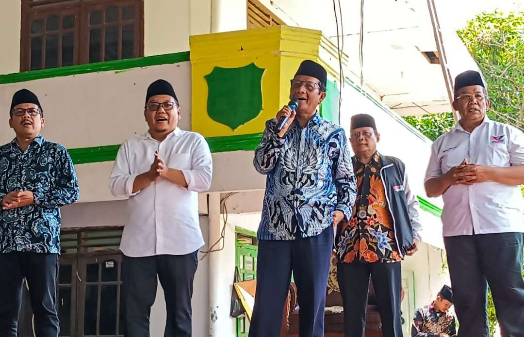 Mahfud MD kunjungan di Ponpes Al Khoziny Sidoarjo, Jawa Timur, Kamis 28 Desember 2023. (Foto: Aini Arifin/Ngopibareng.id)
