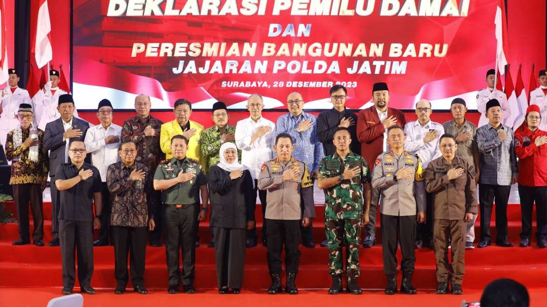 Kapolri Jenderal Polisi Listyo Sigit Prabowo (tengah) saat menghadiri Deklarasi Pemilu Damai 2024 di Mapolda Jatim, Surabaya, Kamis 28 Desember 2023. (Foto: Istimewa)