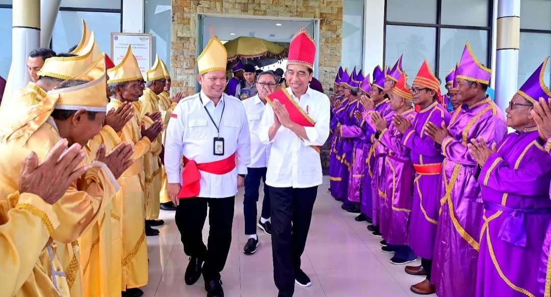 Pemberian gelar kepada Presiden Jokowi “Marambe Ambaralla Palunglaa Porodisa”. (Foto: Muchlis Jr/ BPMI Setpres/ Instagram @jokowi)