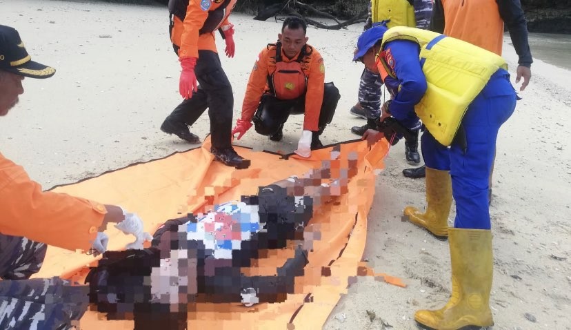 Proses evakuasi penemuan jenazah mahasiswa IPB yang sempat hilang di Pulau Sempu (Foto: Kantor SAR Surabaya)