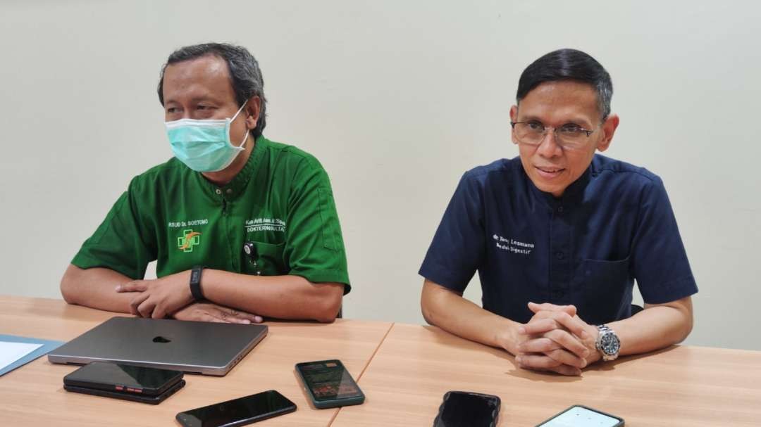 Dokter penanganan penembakan Relawan Prabowo, dokter Tomy Lesmana (kanan). (Foto: Fariz Yarbo/Ngopibareng.id)