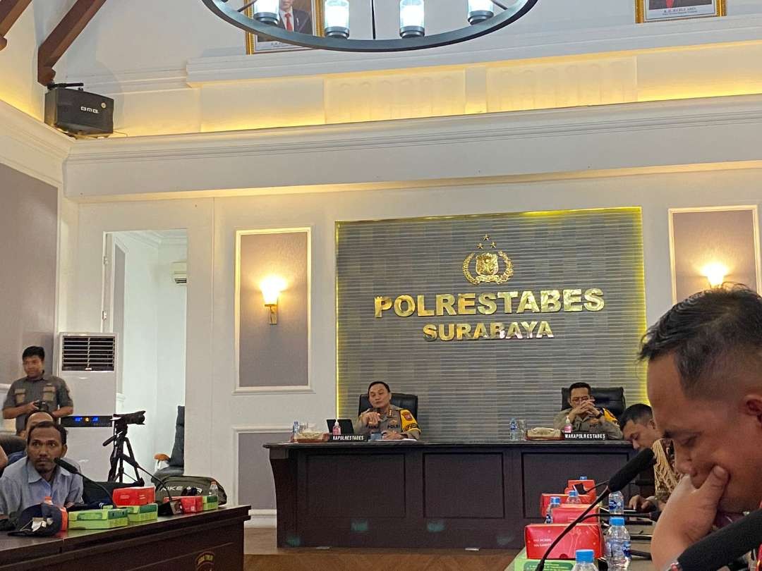 Kombes Polisi Pasma Royce saat mempresentasikan rilis akhir tahun 2023 Polrestabes Surabaya, Jumat 29 Desember 2023. (Foto: Julianus Palermo/Ngopibareng.id)
