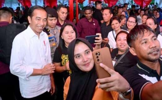 Presiden Jokowi melayani masyarakat Manado berswafoto. (Foto: Setpres)