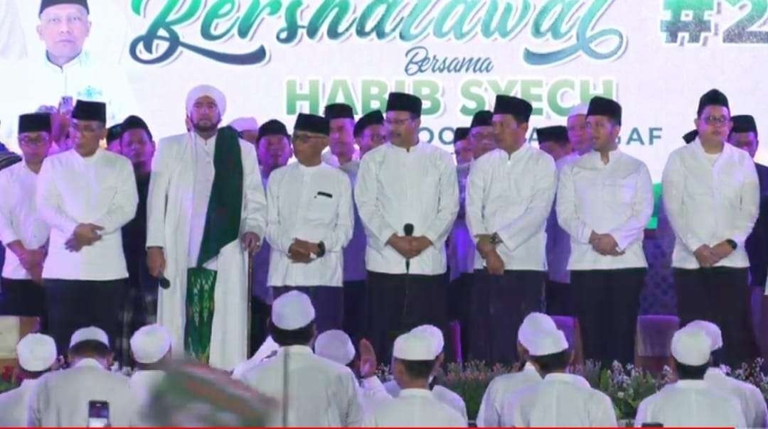 Habib Syech bin Abdul Qodir Assegaf bersama para ulama pesantren dalam acara Jatim Bershalawat di JX Internasional, Surabaya. (Foto:adi/ngopibareng.id)