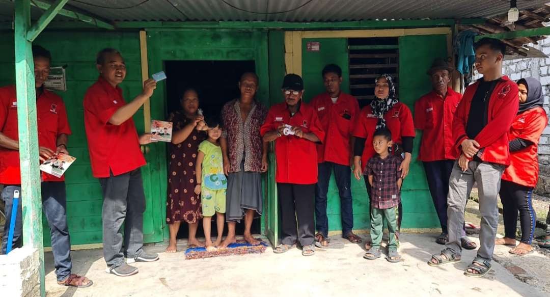 Relawan dan kader PDIP Kabupaten Tuban door to door ke rumah warga untuk menyosialisasikan KTP Sakti Gagasan Capres-Cawapres Ganjar-Mahfud (Foto: Dok. DPC. PDIP Tuban)