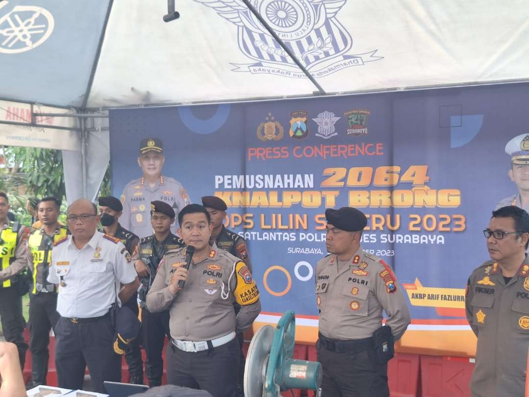 Kasatlantas Polrestabes Surabaya, AKBP Arif Fazlurrahman saat menyampaikan langkah Satlantas pada malam pergantian tahun baru mendatang, pada Sabtu 30 Desember 2023
