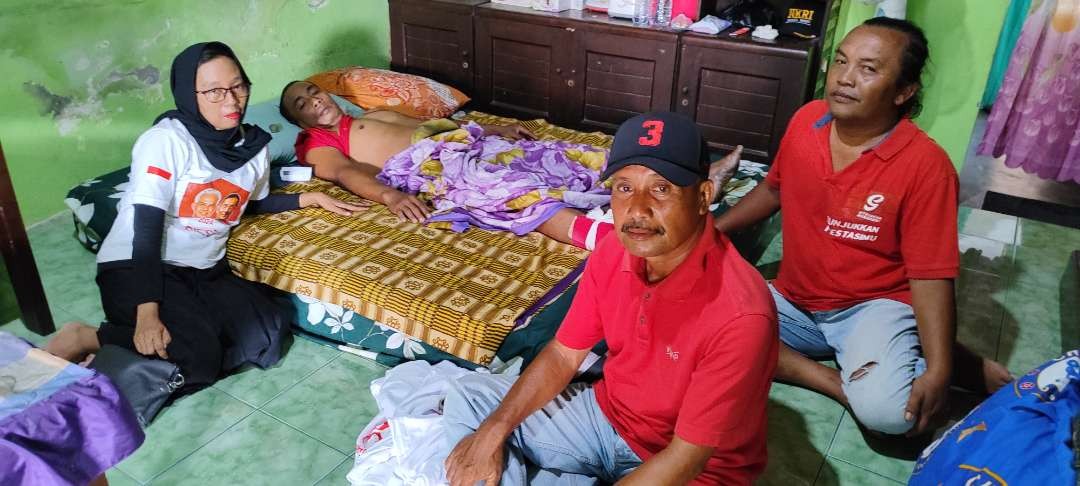 Simpatisan atau relawan Partai PDI Perjuangan Kabupaten Kediri bernama Slamet Subagyo jatuh dari ketinggian kurang lebih 4 meter. (Foto: Fendi Lesmana/Ngopibareng.id)