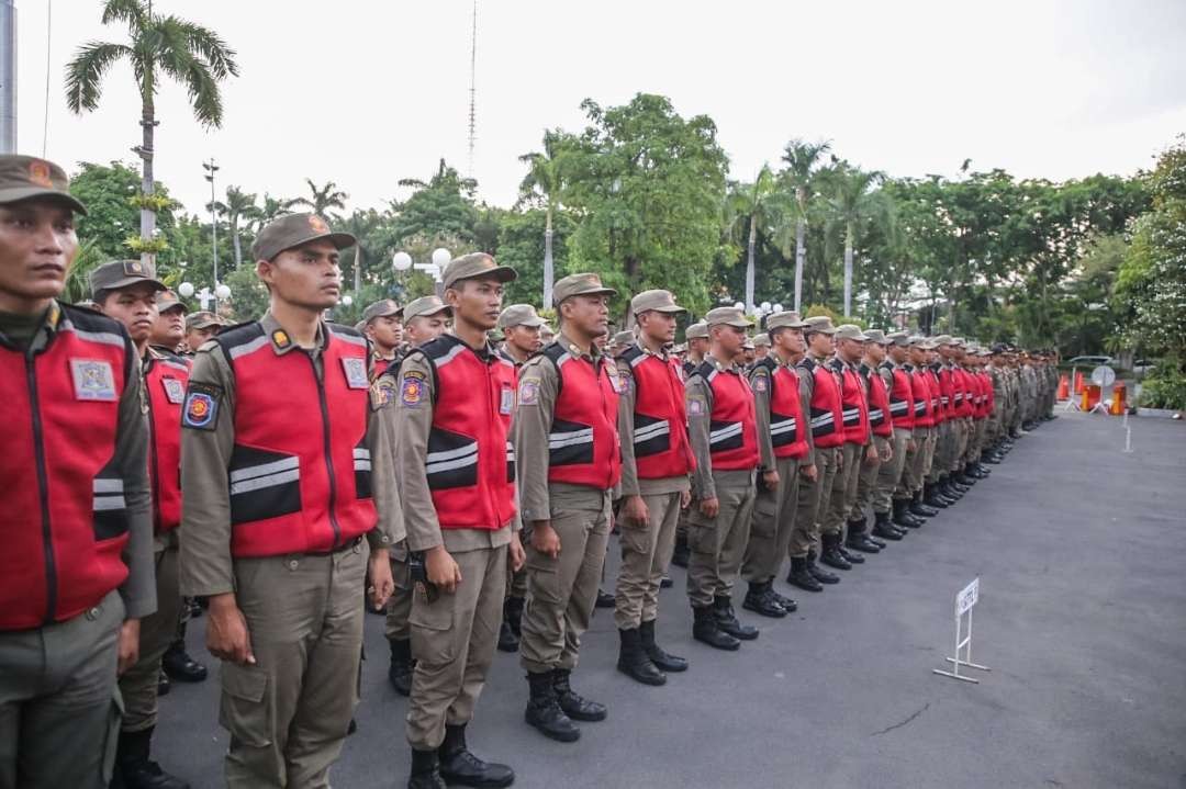 Pasukan Satpol PP Surabaya akan diterjunkan untuk jaga keamanan malam pergantian tahun 2024. (Foto: Dokumentasi Humas Pemkot Surabaya)