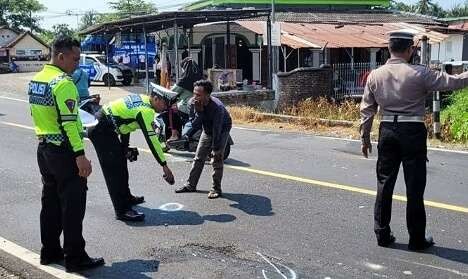 Anggota Satlantas Polres Situbondo olah TKP tabrakan beruntun mengakibatkan pemotor meninggal di Jalan Raya Kecamatan Mlandingan. (Foto: Satlantas Polres Situbondo)