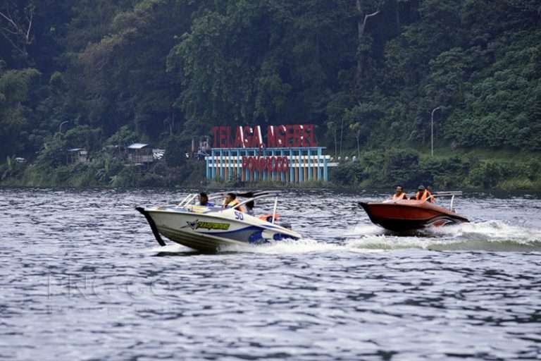 Naik speedboat di Telaga Ngebel dengan berkeliling di telaga sejauh 5 kilometer, jadi salah satu pilihan para wisatawan. (Foto: dok. ponorogo.go.id)