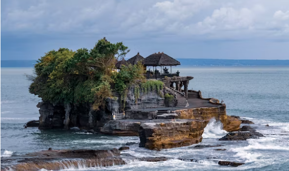 Pure di Tanah Lot, Bali. Lokasi ini dikunjungi 2 juta wisatawan sepanjang 2023 (Foto ilustrasi: Unsplash)