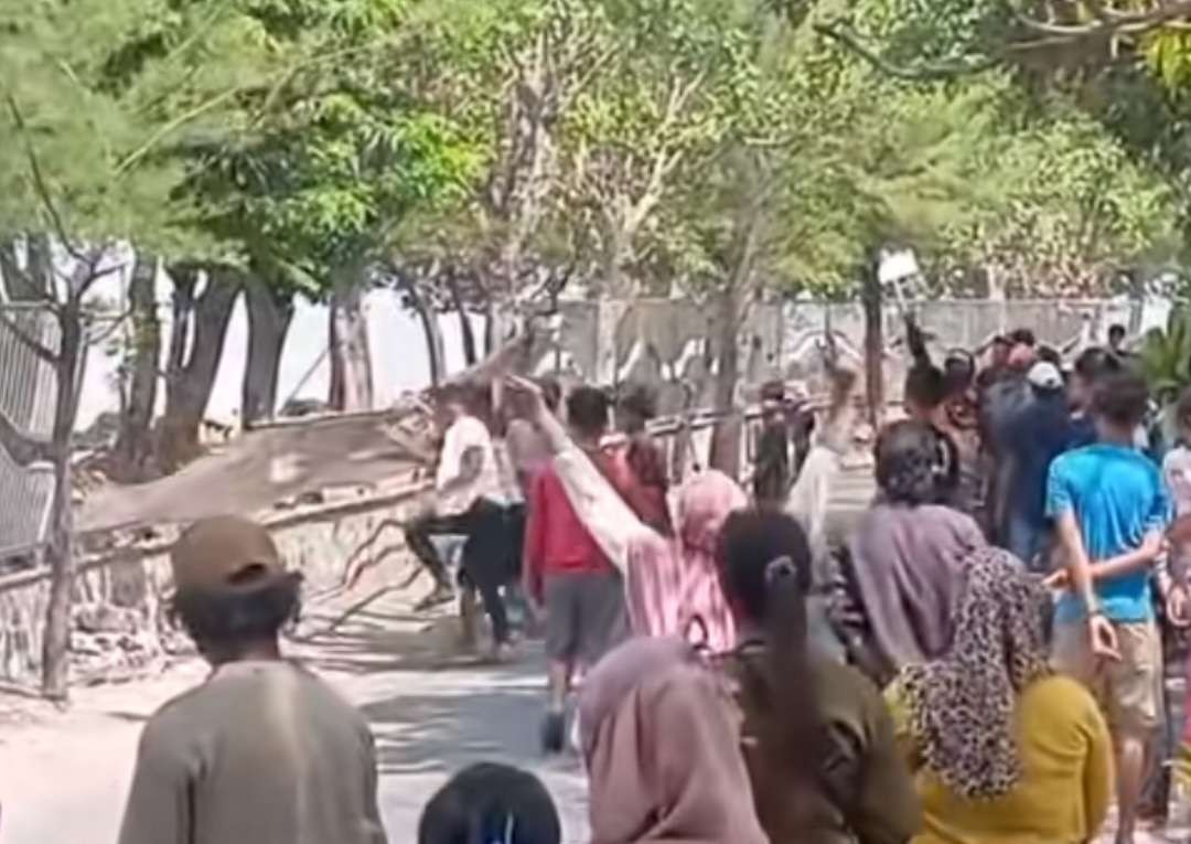 Pengerusakan pagar Pantai Watu-Watu Kenjeran, Surabaya oleh para pedagang yang enggan ditertibkan ke Sentra Ikan Bulak (SIB). (Foto: Tangkapan Layar)