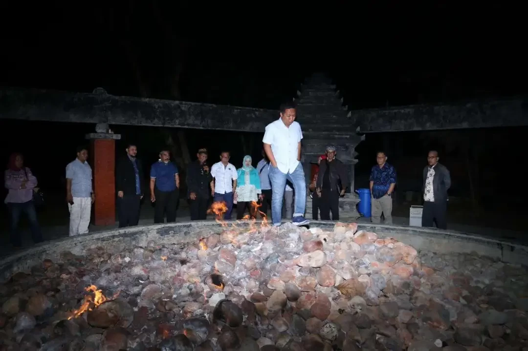 Menginjak api yang menyembul dari batu Kayangan Api-Bojonegoro.(Foto:Istimewa)