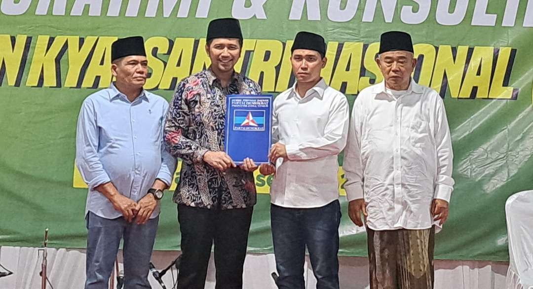 Wakil Bupati Mojokerto, Gus Barra saat menerima rekomendasi Partai Demokrat diserahkan oleh ketua DPD Jatim, Emil Dardak di Surabaya. (Foto: Pita Sari/Ngopibareng.id)